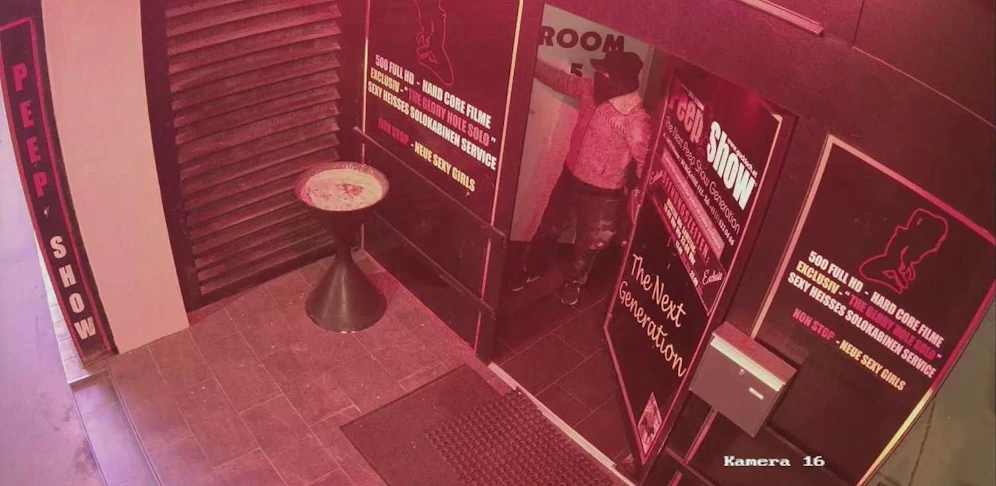 Ungebetener Gast: Der Mann stürmte maskiert und bewaffnet in das Geschäftslokal.