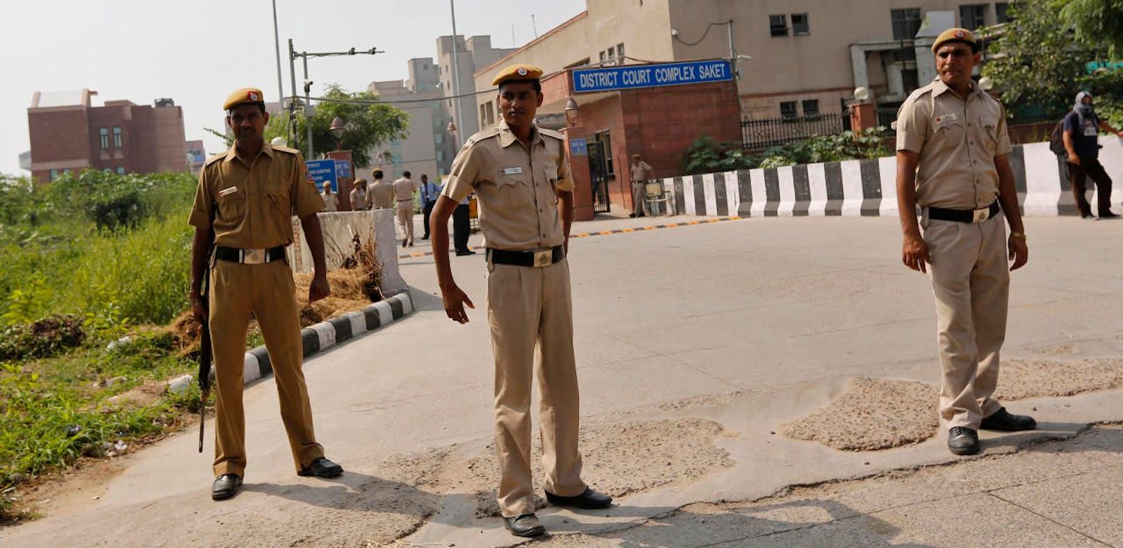 Indische Polizisten stehen Wache vor einem Gerichtsgebäude in Neu-Delhi. 