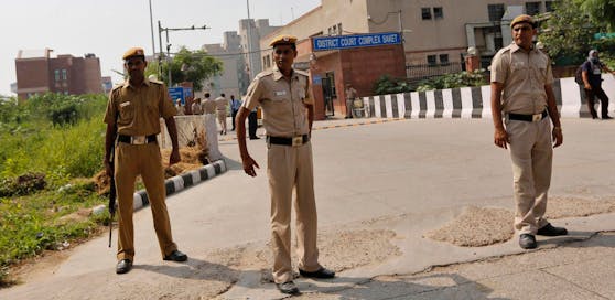 Indische Polizisten stehen Wache vor einem Gerichtsgebäude in Neu-Delhi. 