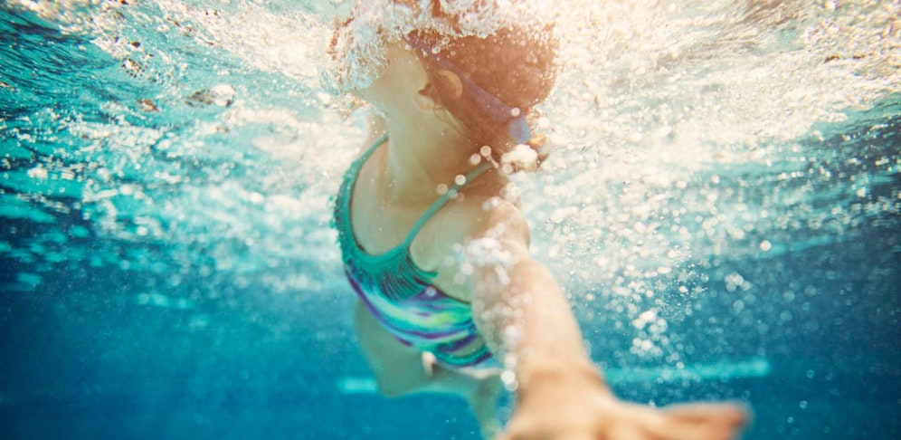 Die zwei Mädchen wurden im Becken von einer Männer-Gruppe belästigt