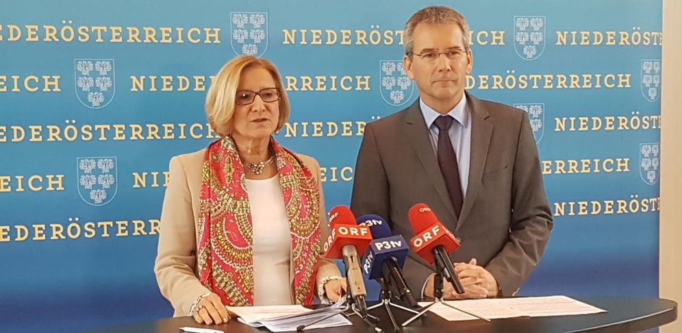 Landeshauptfrau Johanna Mikl-Leitner mit Finanzminister Hartwig Löger heute in St. Pölten.