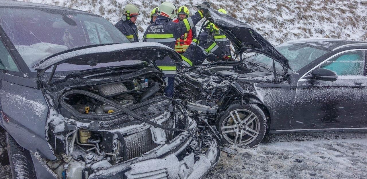 Heute.at - Autos krachten im dichten Schnee frontal ineinander