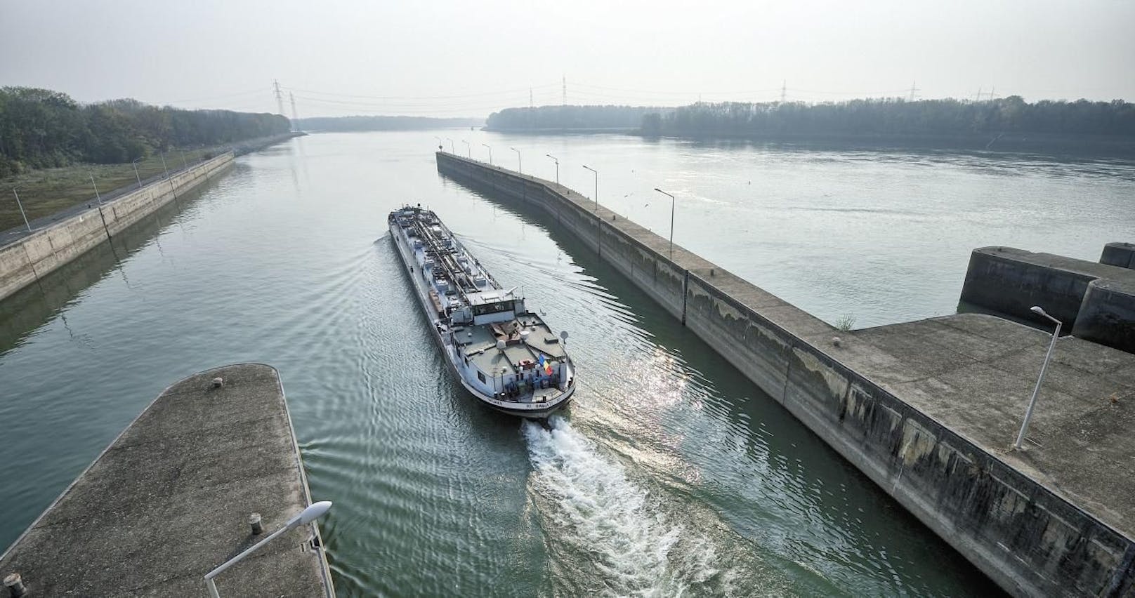 Die Donau als europäischer Wasserweg spielt eine entscheidende Rolle bei der Versorgung Wiens mit Gütern. Zudem entlasten Güterschiffe, wie hier in der Schleusenanlage beim Kraftwerk Altenwörth (NÖ), die Versorgung mit Lkw.