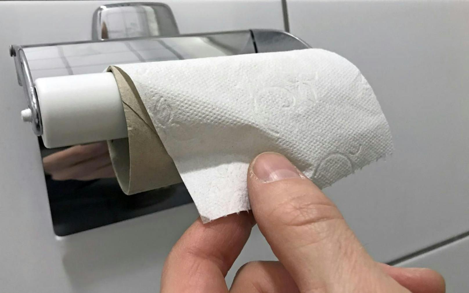 Das letzte Blatt Papier auf einer Klopapierrolle. In Österreich ist im Jahr 2017 Toilettenpapier um rund 250 Millionen Euro eingekauft worden.