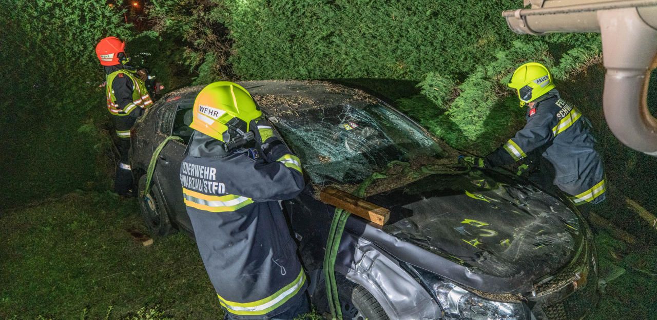 Heute.at - Junger Alkolenker raste durch Hecke in Garten