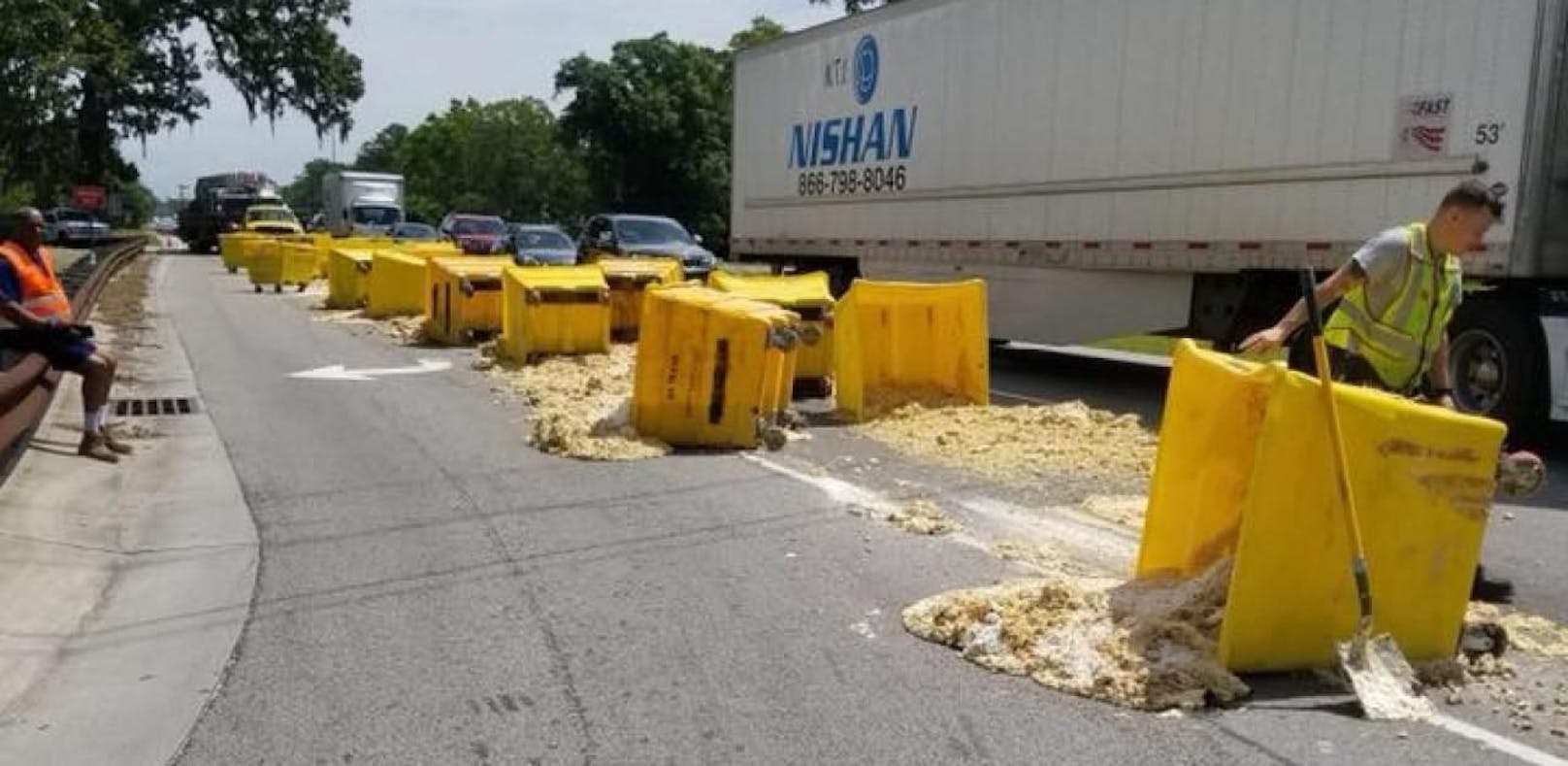 Bei einem Unfall verlor ein Lkw mehrere Behälter, deren Inhalt - Keks-Teig - ergoss sich auf die Straße