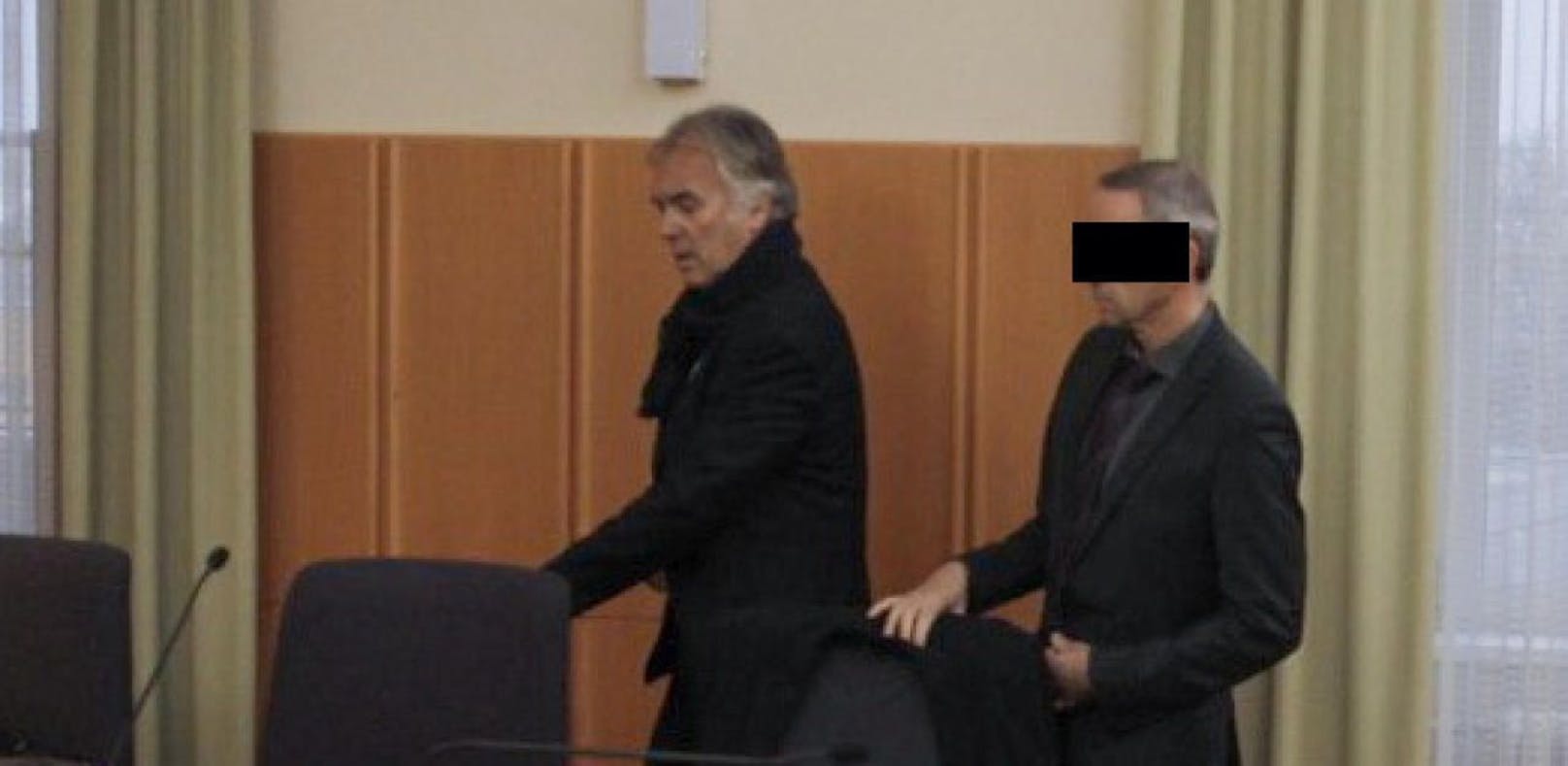 Der angeklagte Polizist (r.) mit Anwalt Wolfgang Kleinhappel
