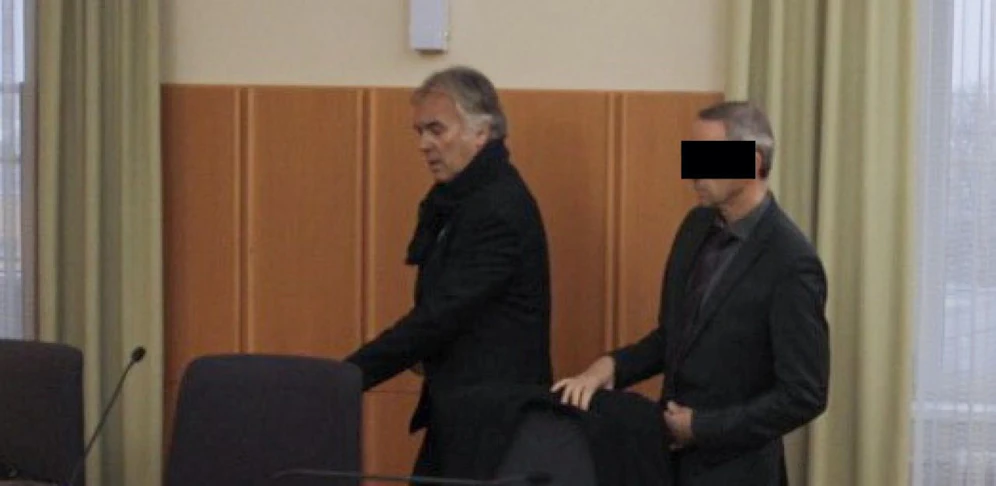 Der angeklagte Polizist (r.) mit Anwalt Wolfgang Kleinhappel