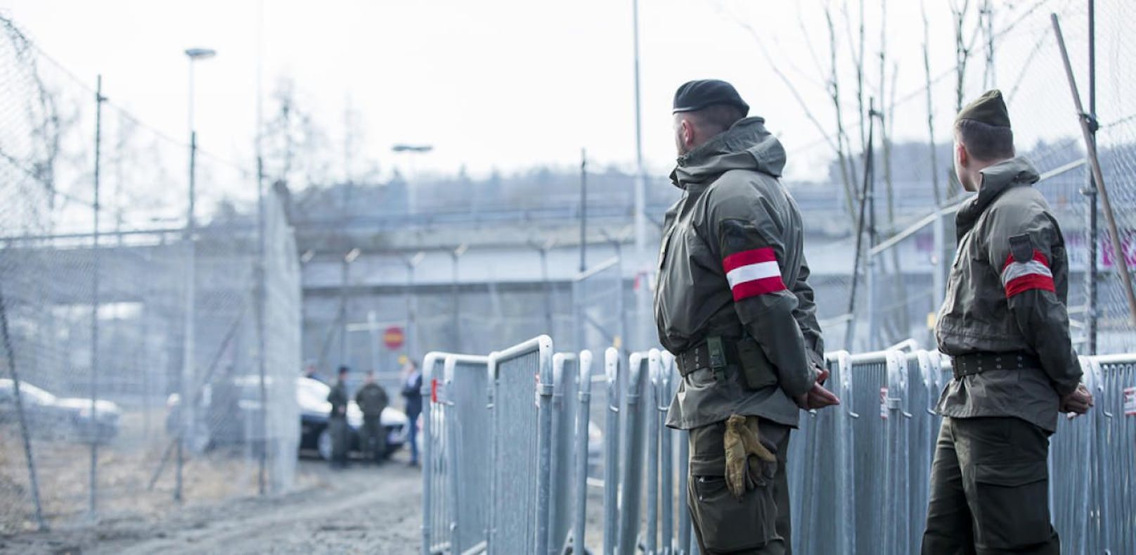 Zwei Soldaten patrouillieren an der slowenisch-österreichischen Grenze.