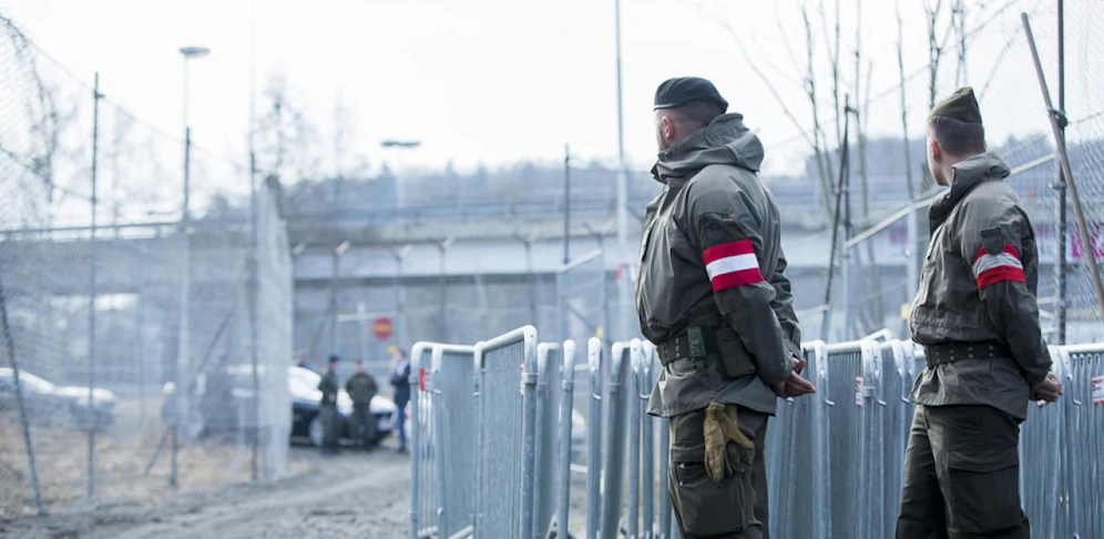 Zwei Soldaten patrouillieren an der slowenisch-österreichischen Grenze.
