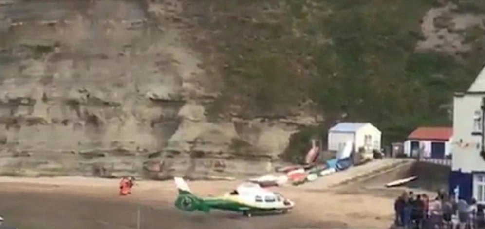 Einsatz am Strand: An der Felsenküste bei Staithes (GB) stürzten Steinbrocken ab und töteten ein Kind (9). 