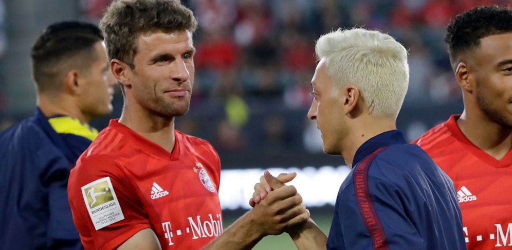 Mesut Özil begrüßt Thomas MÜller