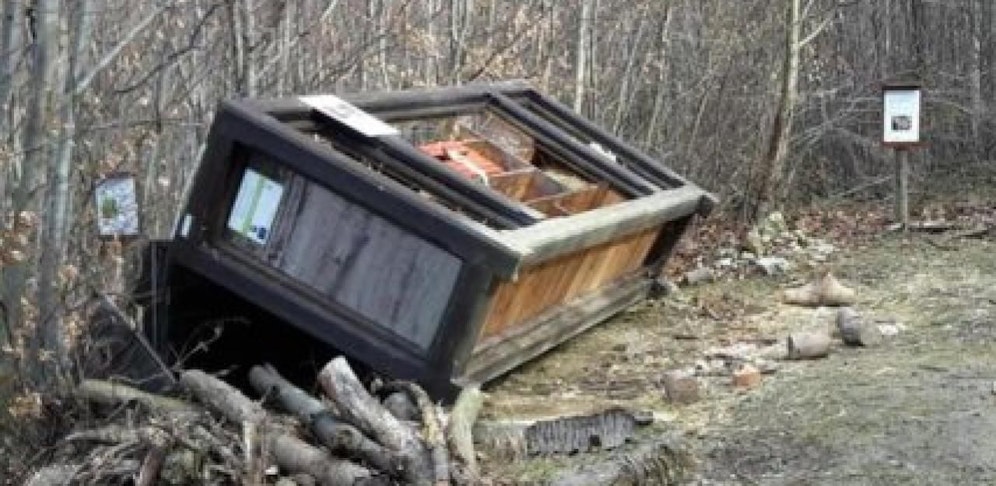 Dieses Nützlingshotel wurde umgeworfen.