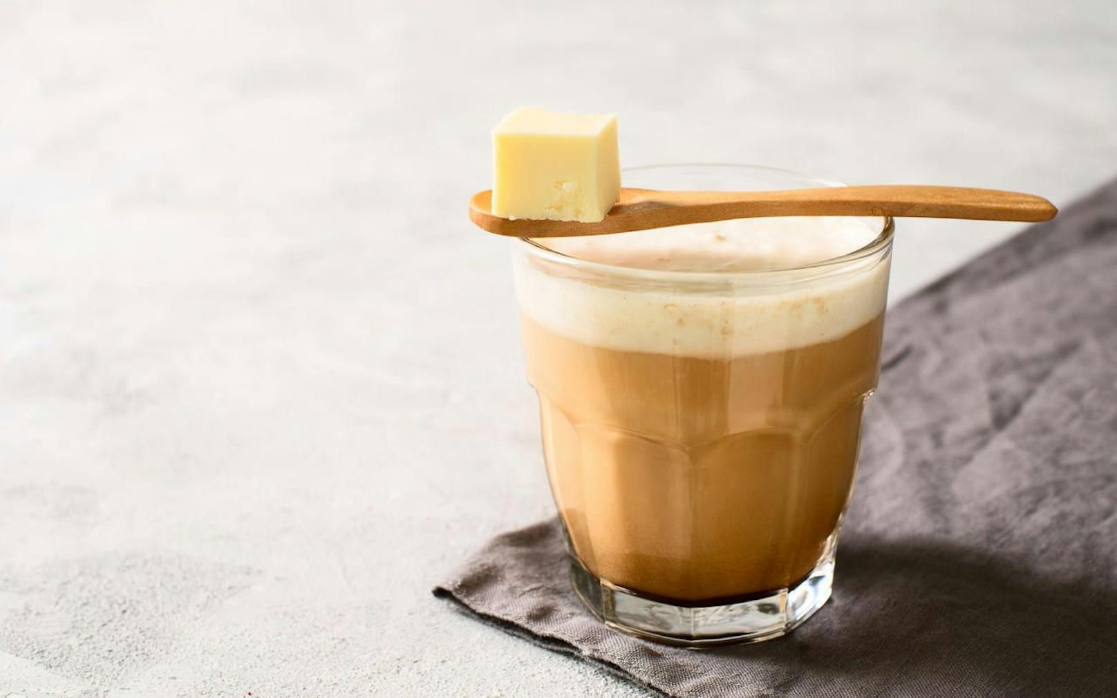 Für den &quot;Bullet-Proof&quot;-Kaffee, der für ein Sättigungsgefühl von acht Stunden sorgt, werden Kaffee und Butter gemischt. 