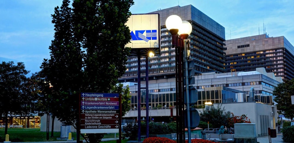 Ein Arbeiter wurde mit Verbrennungen ins Wiener AKH gebracht.