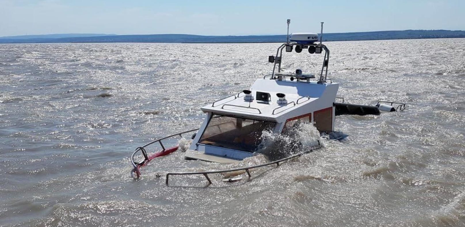 Feuerwehrboot läuft bei Probefahrt auf Grund