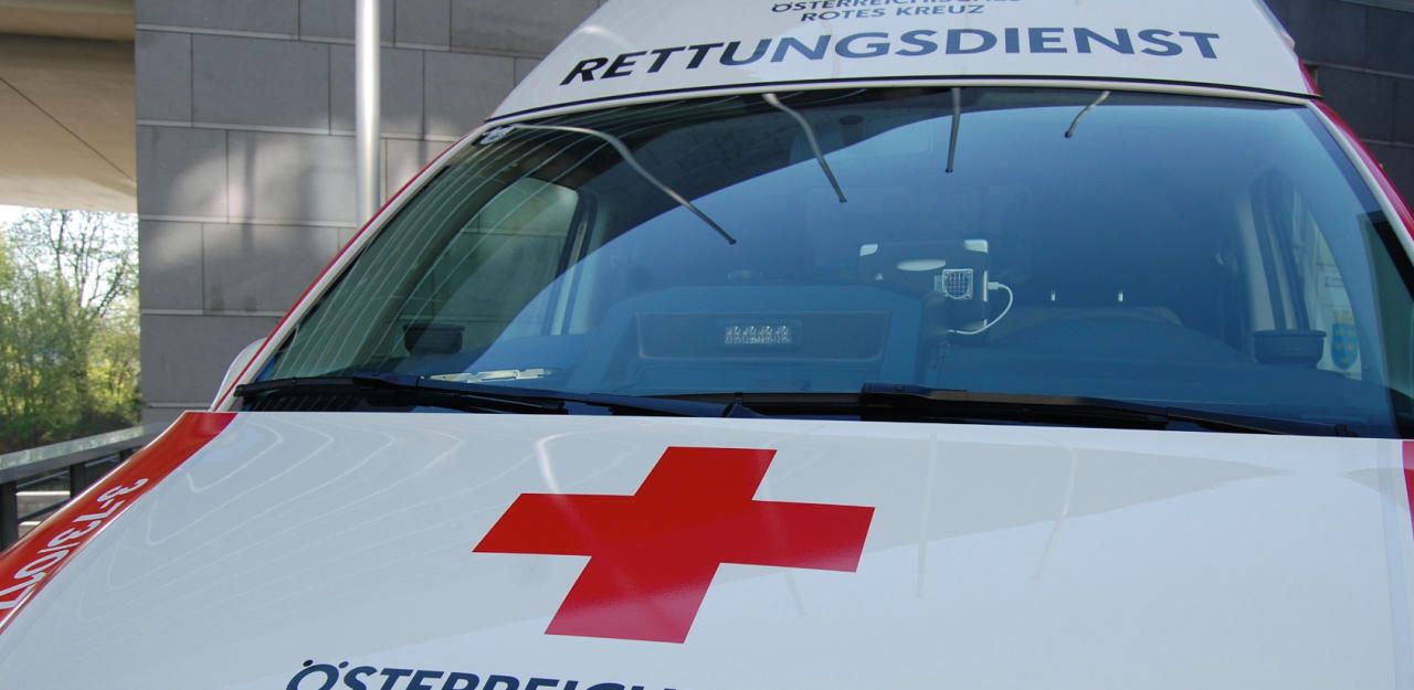 Heute.at - Auto von Zug gerammt! Lenkerin stieg aus Wrack