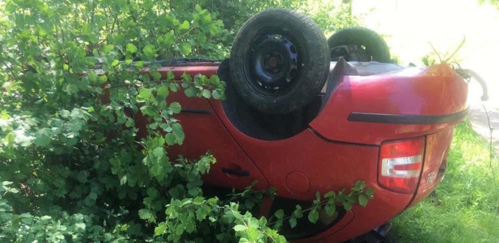 Auto landete im Wald am Dach.