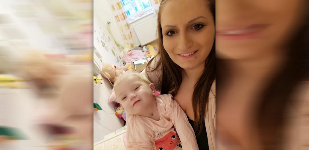 Larissa (20 Monate) mit Mama Suzana.