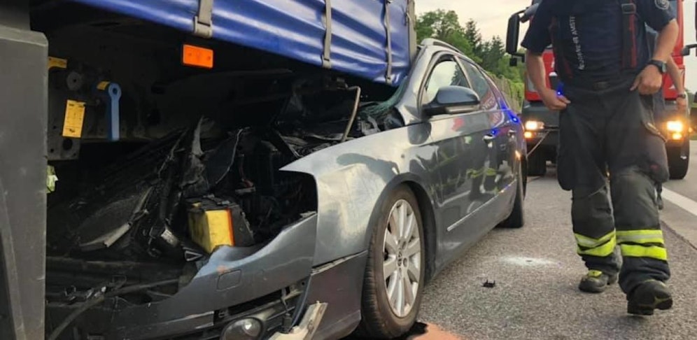 Der Hänger bohrte sich ins Auto.