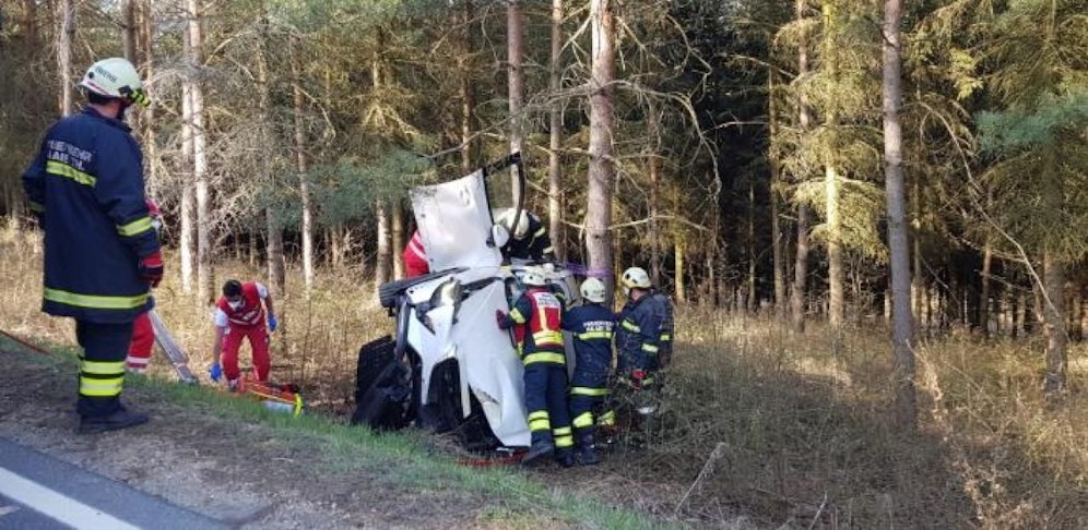 Einsatzkräfte am Unfallort.
