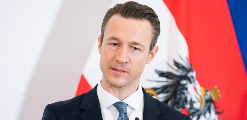 Finanzminister Gernot Blümel (ÖVP) sprach mit "Heute" über das Krisenbudget und die Angst um seine Familie.