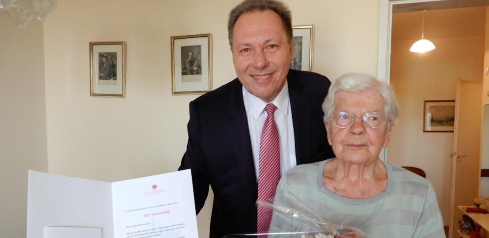 Der Ottakringer Bezirkschef Franz Prokop (SPÖ) gratulierte Margaretha Wiedenig zum 103. Geburtstag. Auch wir sagen: "Happy Birthday!"