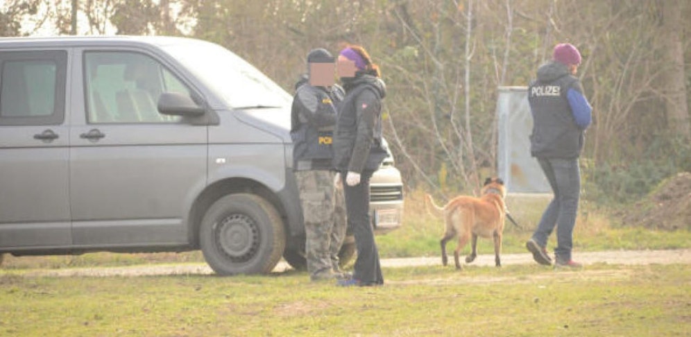 Ermittler bei der Tatortarbeit in Tallesbrunn bei Weikendorf im Bezirk Gänserndorf, wo die Baby-Leiche gefunden wurde.