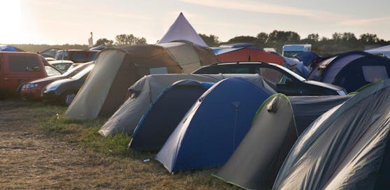 Das Auto eines 37-jährigen Festivalbesuchers machte sich am abschüssigen Campingplatz selbstständig. Rollte in zwei Zelte. Ein 18-Jähriger wird dabei verletzt. Symbolbild.