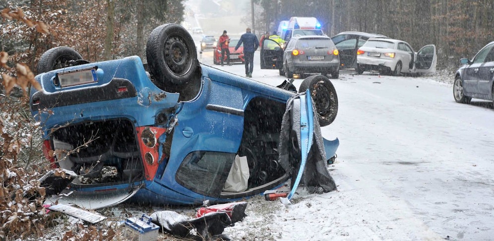 Sechs Menschen wurden in Mattighofen verletzt, sieben Autos wurden beschädigt.