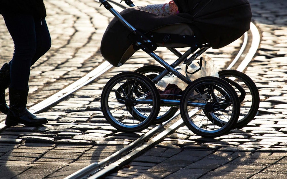 Im Kinderwagen versteckte die Mutter verschiedene Waren. 
