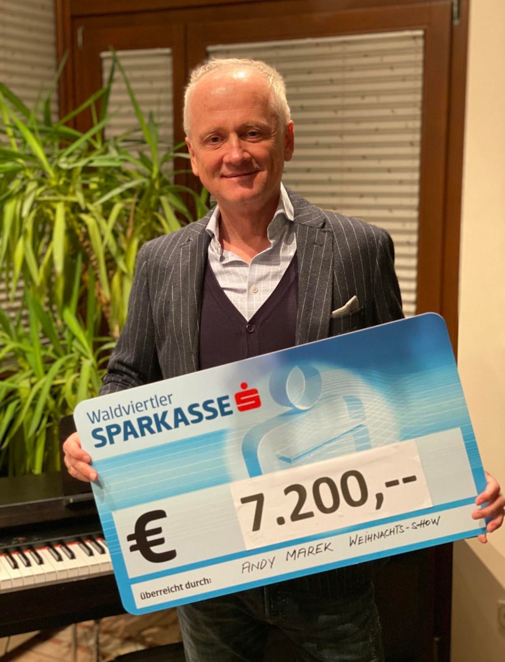 7.200 Euro konnten erspielt werden. Andy "Voice of Rapid" Marek überbrachte das Geld bereits an Menschen, die Hilfe benötigen.