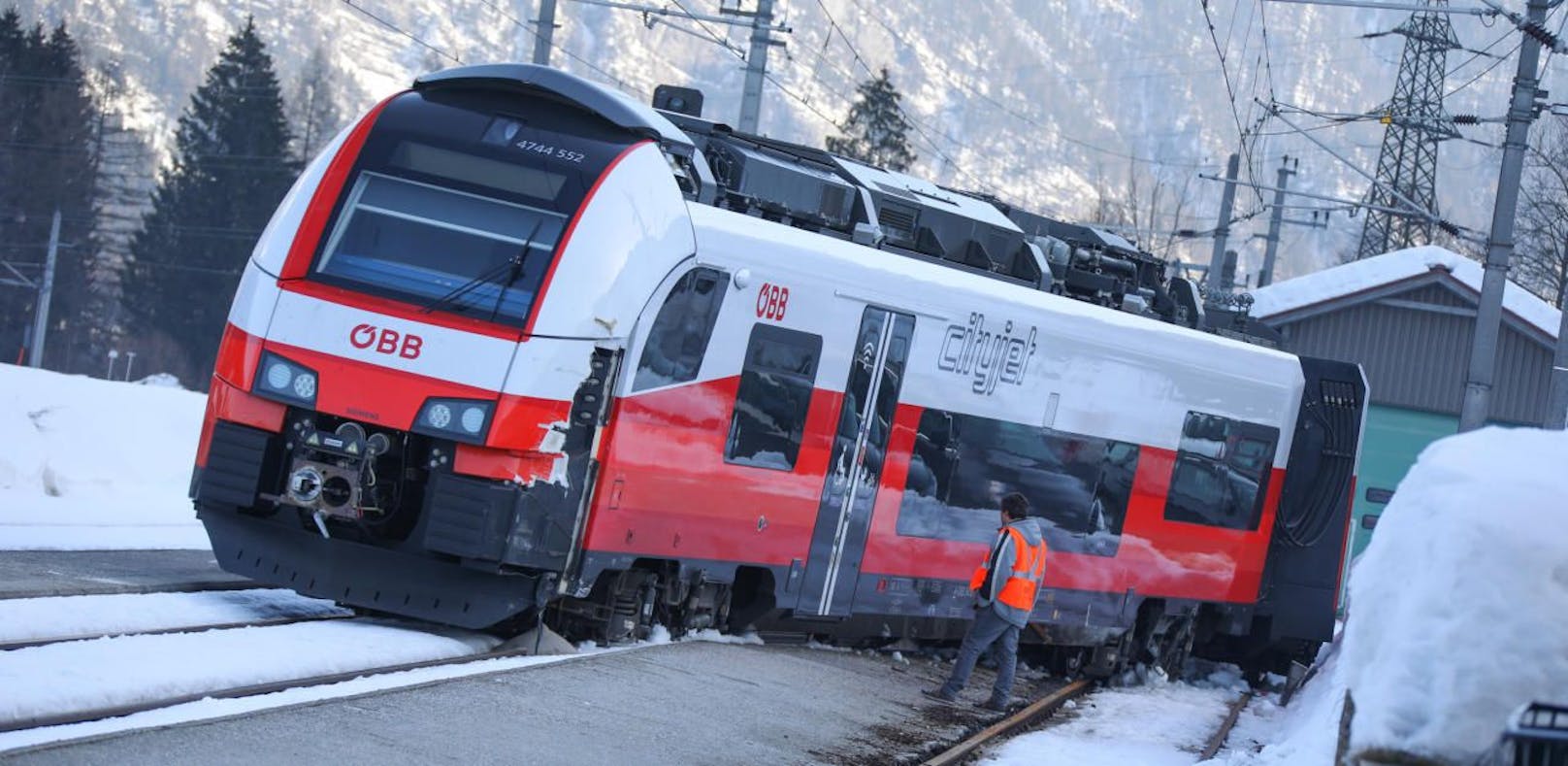 Zug entgleist, Passagiere verletzt – die ersten Fotos