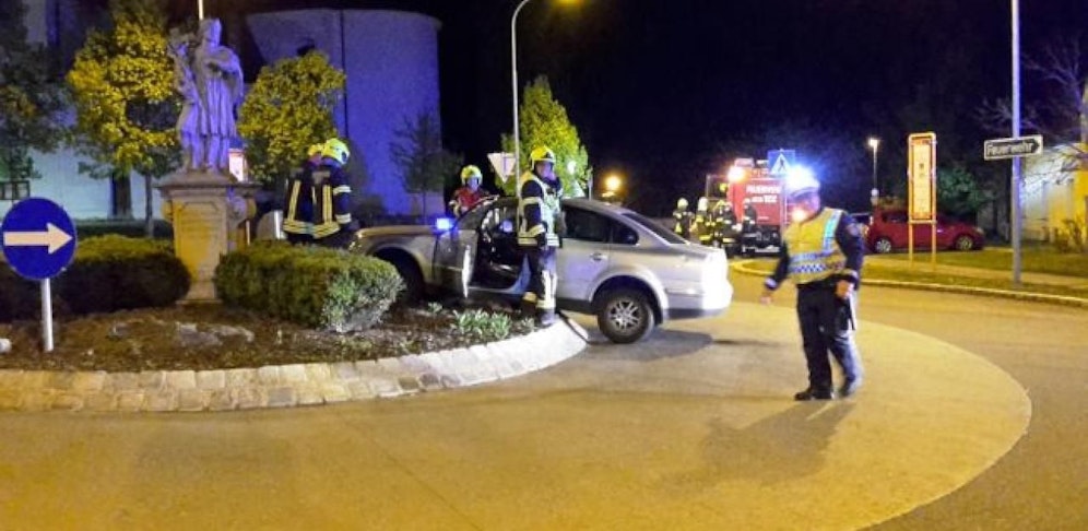 Lenker krachte gegen Statue mitten im Kreisverkehr. 