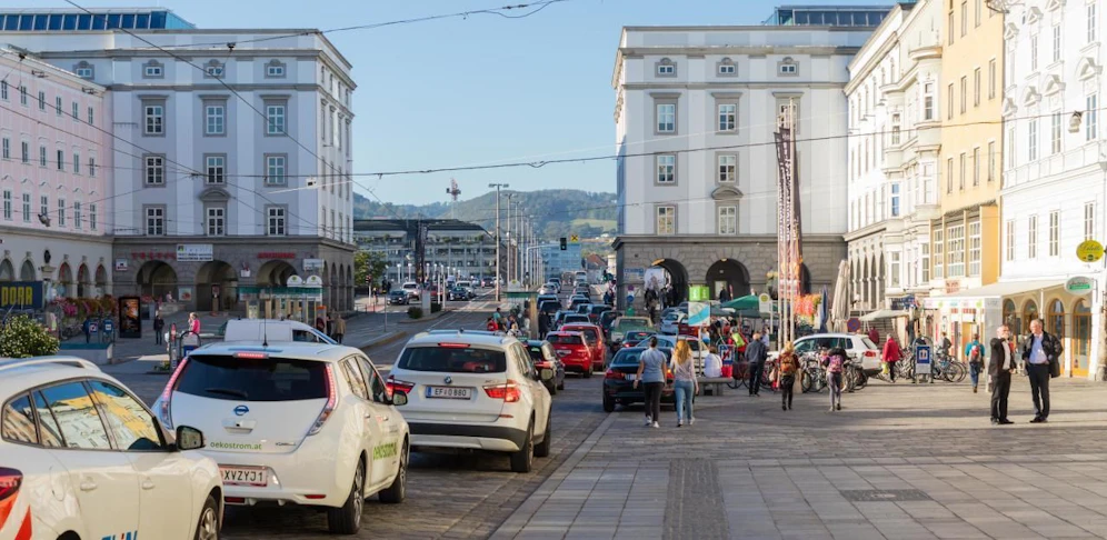 Aktuell kommt es an den Werktagen zu langen Staus am Hauptplatz.