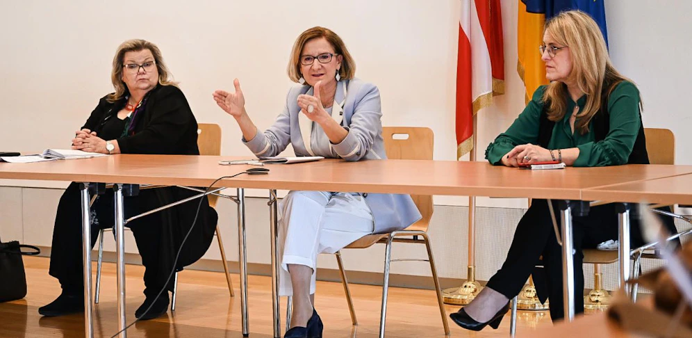 Landessanitätsdirektorin Irmgard Lechner, Landeshauptfrau Johanna Mikl-Leitner und Landesrätin Ulrike Königsberger-Ludwig (v.l.).