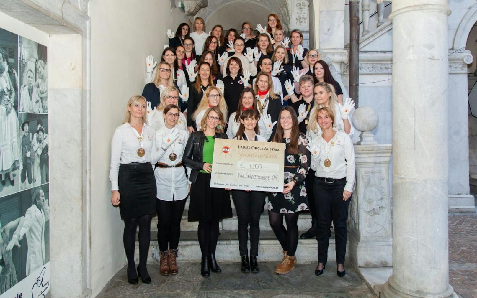 Die Ladies übergaben den Spendenscheck in der Höhe von insgesamt 4.000 Euro an die Vertreterinnen der beiden Fördervereine.