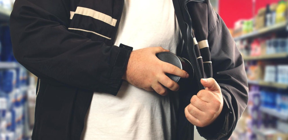 Ein Rollstuhlfahrer versuchte, Alkohol und Essen in einem Supermarkt mitgehen zu lassen  zum wiederholten Mal!