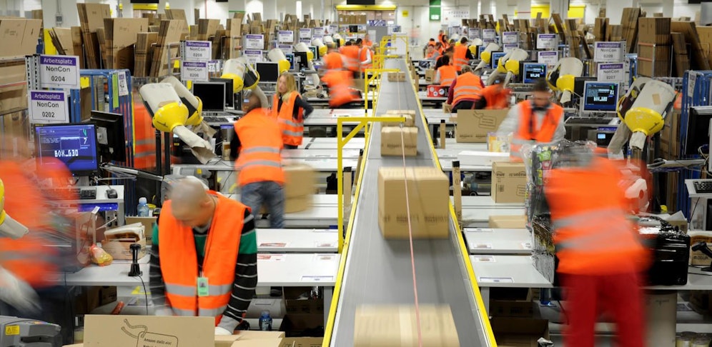 Mitarbeiter in einem der vielen Amazon-Logistikzentren 