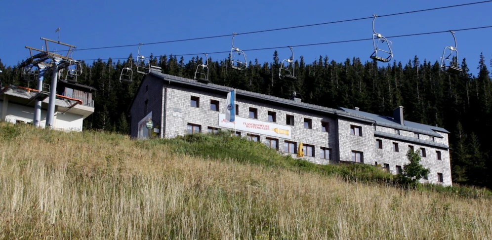 Das Ötscher-Schutzhaus: Die Frau stürzte am Weg talwärts und verletzte sich schwer am Bein.