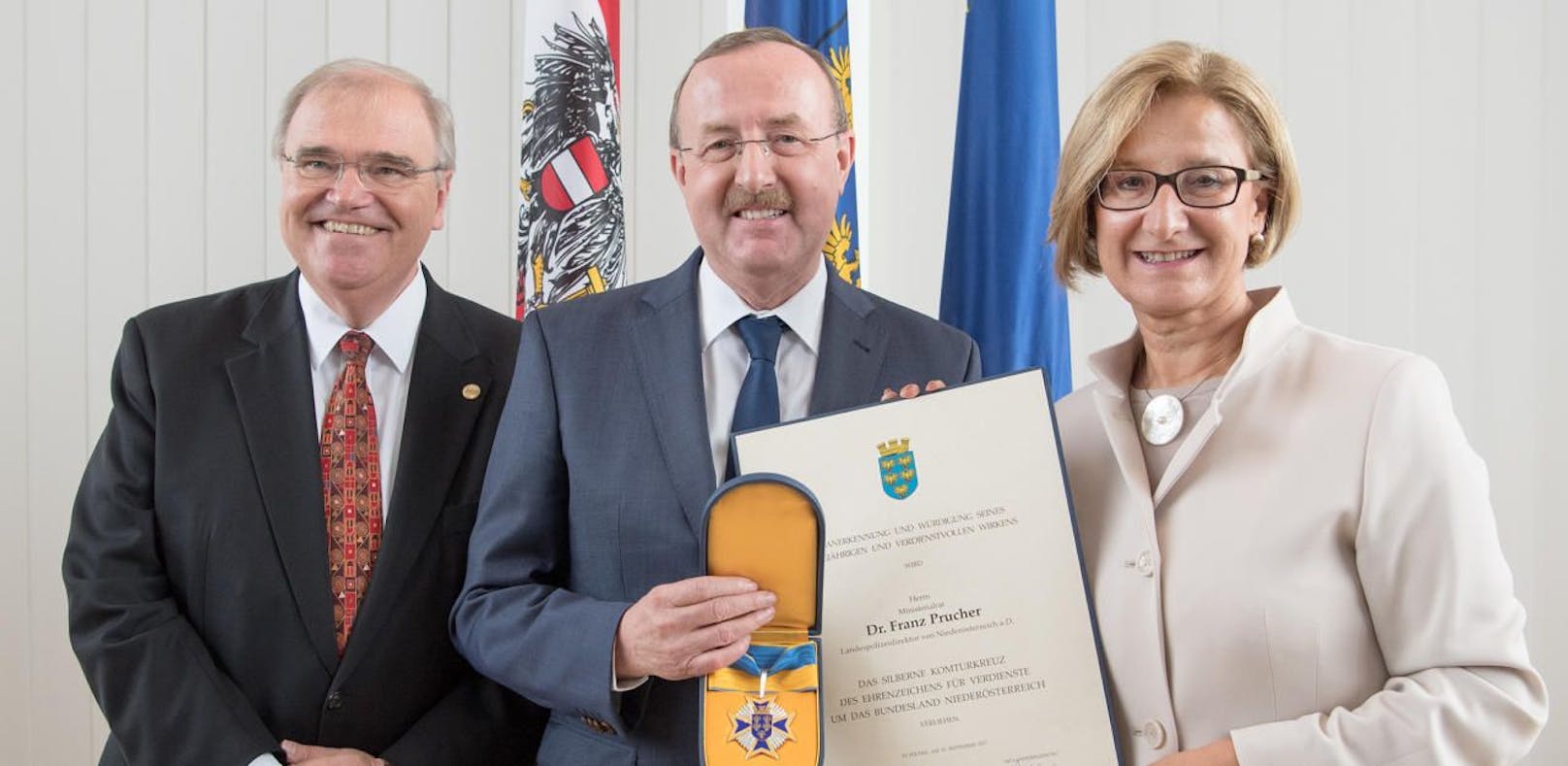 Ehrenzeichen für Landespolizeidirektor a.D. Franz Prucher (Mitte): Vizekanzler Wolfgang Brandstetter (links) und Landeshauptfrau Johanna Mikl-Leitner (rechts) gratulierten.