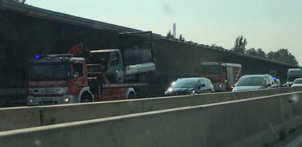Ein brennendes Fahrzeug löste am Dienstag einen 1,5 Kilometer langen Stau auf der A22 aus.