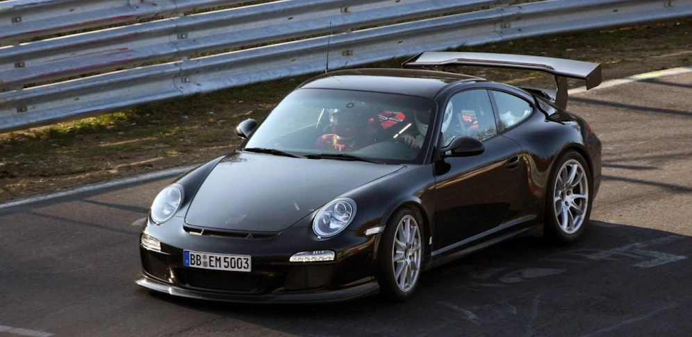 In Mecklenburg-Vorpommern lieferten sich mehr als hundert Autos ein vermutlich illegales Autorennen mit Geschwindigkeiten bis zu 250 km/h. (Symbolbild)