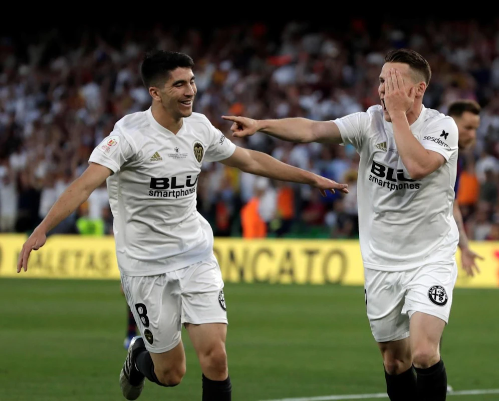 KEvin Gameiro feiert mit Carlos Soler.