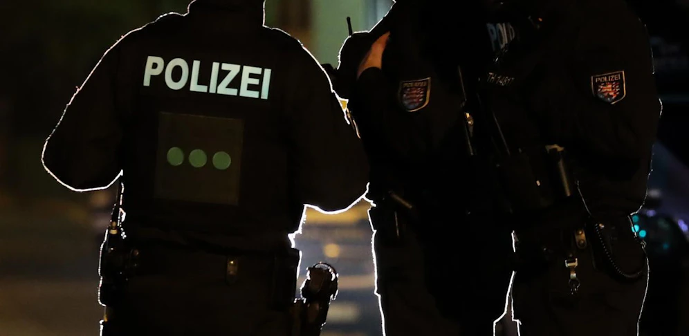Ein 27-jähriger Mitarbeiter startete unbefugt einen Firmenbus. Als die Polizisten ihn konfrontierten, schlug er einen Beamten. Nach der Festnahme randalierte er in der Zelle weiter und schlug weitere Beamte. (Symbolfoto)