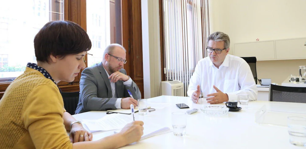 Sozialstadtrat Peter Hacker (SPÖ, rechts) im Gespräch mit "Heute"-Redakteurin Gerda Mackerle und "Heute"-Wien-Ressortchef Claus Kramsl
