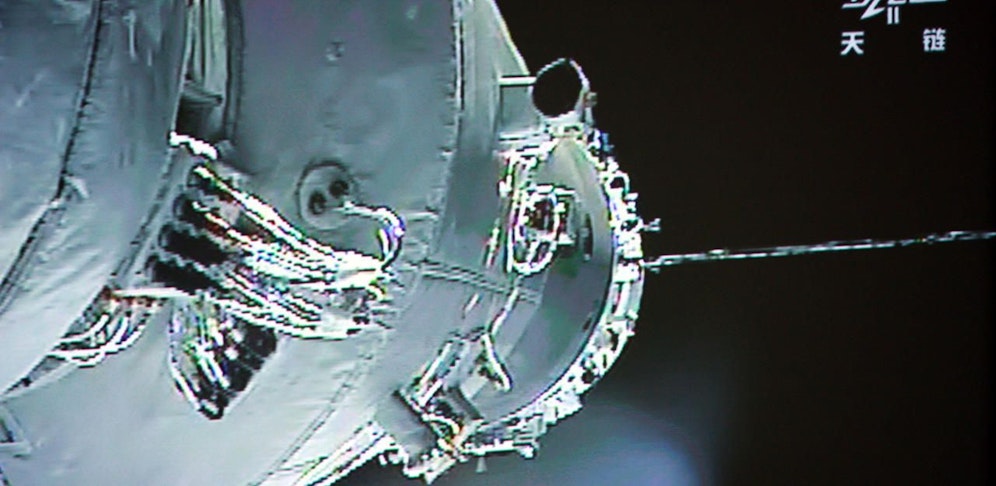 Stürzt irgendwann in den nächsten Wochen ab: die neun Tonnen schwere chinesische Raumstation Tiangong-1.