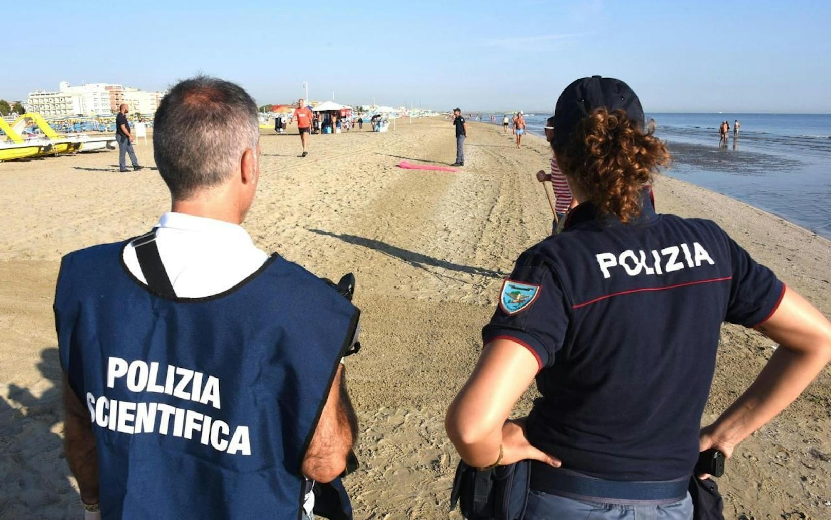 Tatort: Die italienische Polizei sucht am Strand von Rimini nach Spuren der brutalen Vergewaltiger. 