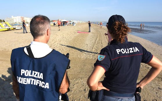 Tatort: Die italienische Polizei sucht am Strand von Rimini nach Spuren der brutalen Vergewaltiger. 