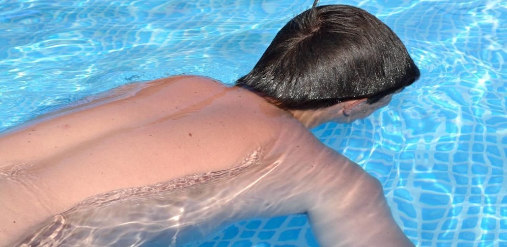 Der Jugendliche trieb reglos im Wasser. Symbolfoto